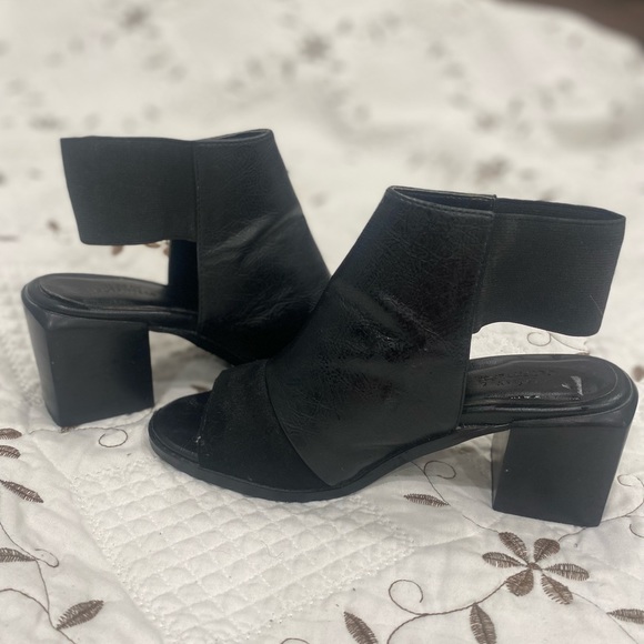 Black sandals with elastic band at the back. Size 6. - Picture 4 of 6